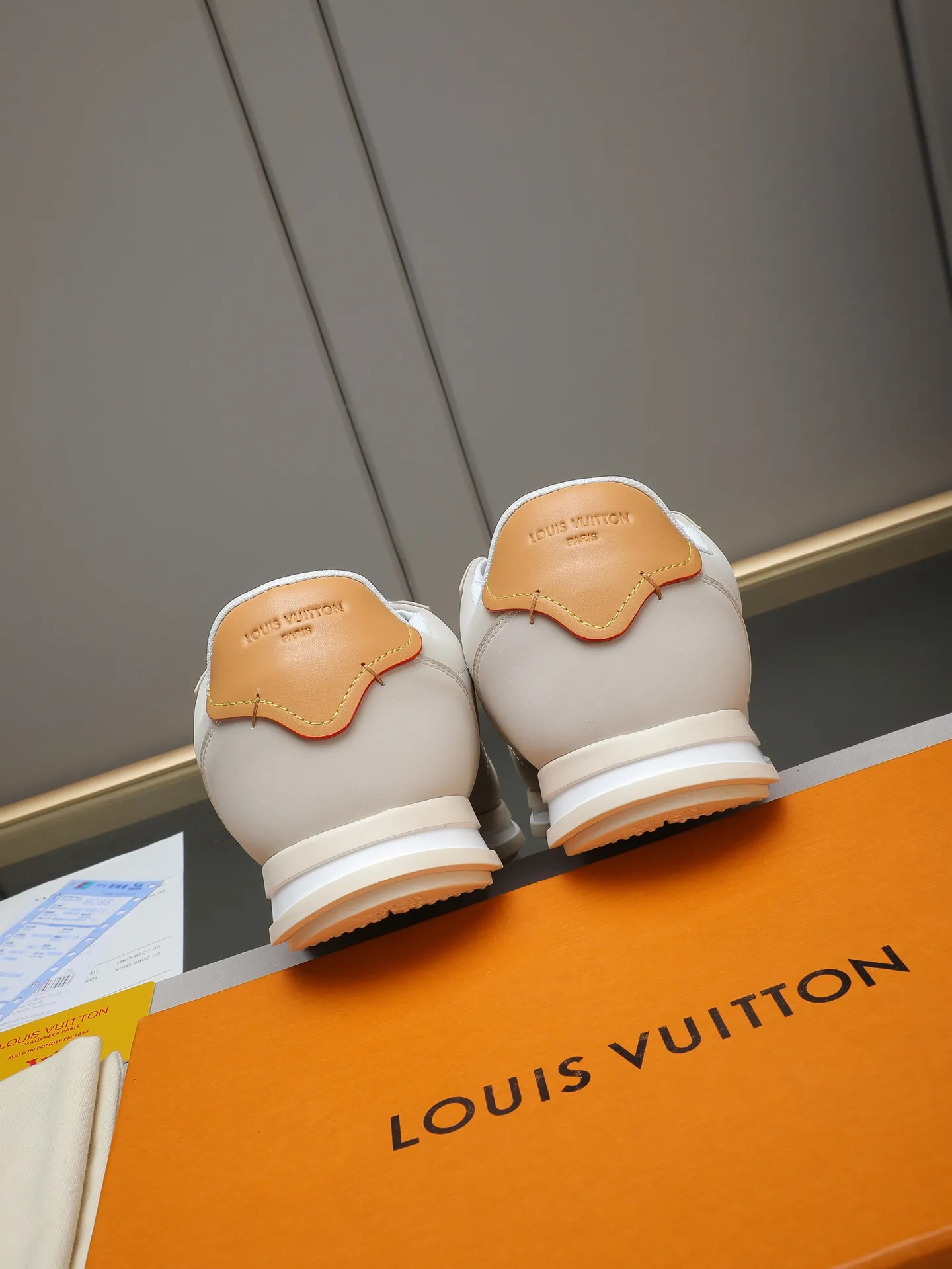 PP560 LV Louis Vuitton L Jialu Brand Runner Tatic Series Thick-soled Casual Sports Shoes Running Shoes Original purchase, development and production This LV Runner Tatic sports shoe combines technical materials such as mesh fabric and ribbons to interpret the inspiration of traditional mountaineering shoes. LV letters are written on one side, the lariat buckle of the quick lacing system is embellished with Monogram flowers and Louis Vuitton logos, and the light and wear-resistant rubber outsole completes the whole. ▪️Fabric: Original imported cowhide + mesh ▪️Inner lining: Original customized breathable mesh ▪️Sole: Original open-molded anti-slip rubber combination material ▪️Size: Men's 38-44 (customized for 45 and 46)